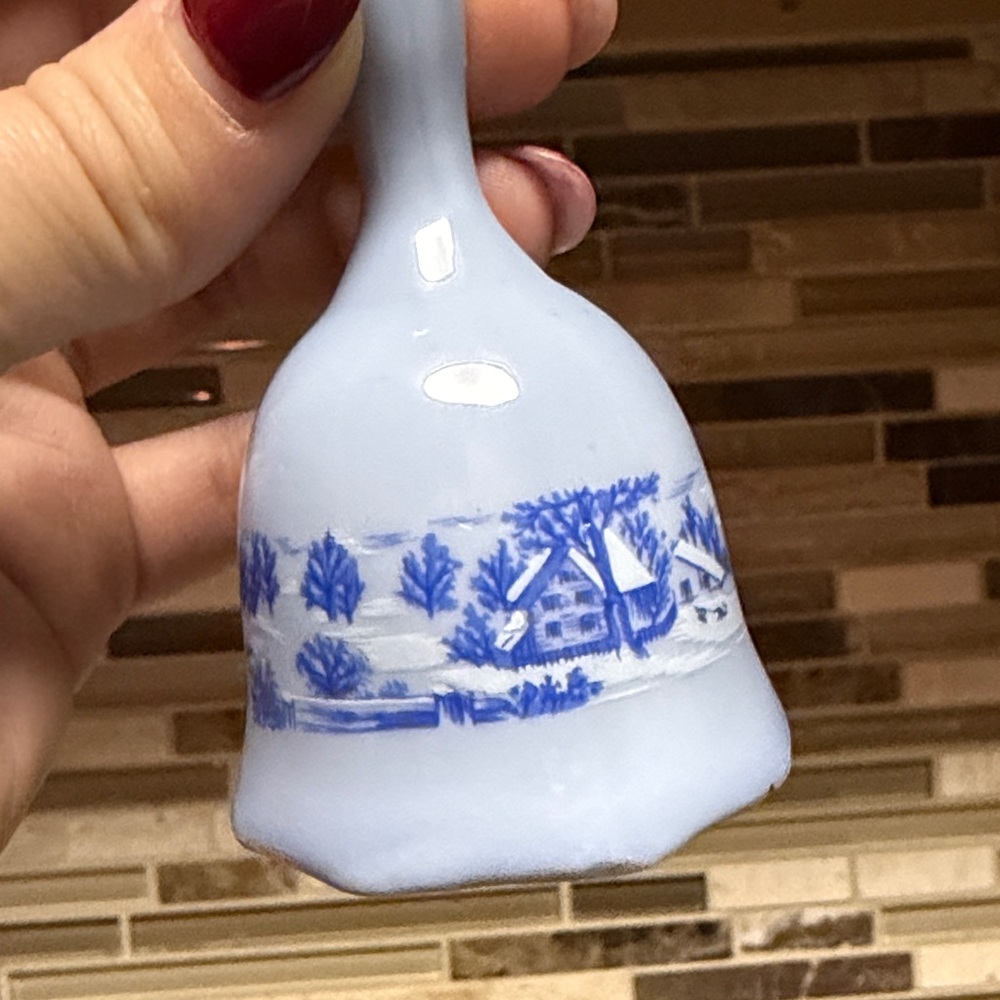 Currier & Ives Vintage 1970 “The Homestead in Winter” Porcelain Bell - Picture 6 of 7